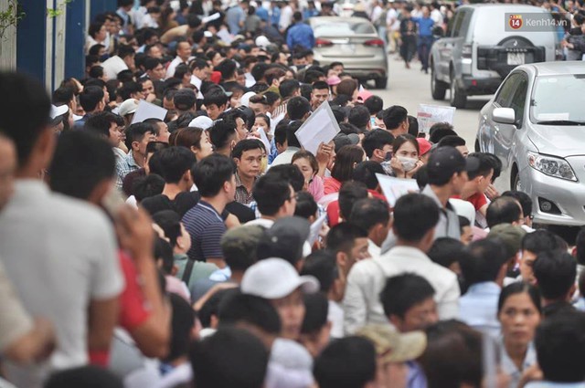 Chùm ảnh: Hàng nghìn người dân chen lấn, vật vờ chờ lấy số thứ tự xin visa 5 năm của Hàn Quốc - Ảnh 19.