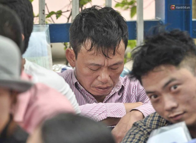 Chùm ảnh: Hàng nghìn người dân chen lấn, vật vờ chờ lấy số thứ tự xin visa 5 năm của Hàn Quốc - Ảnh 21.