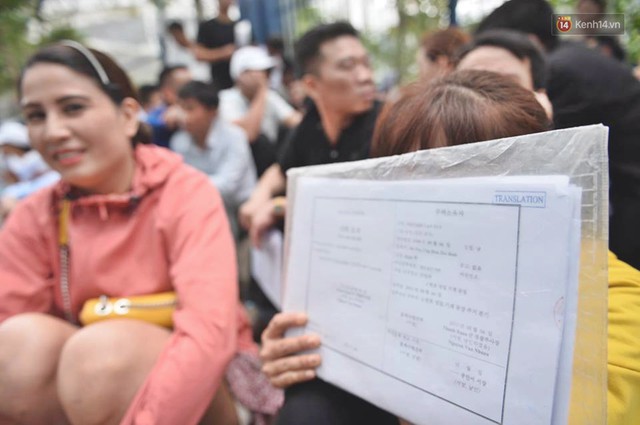 Chùm ảnh: Hàng nghìn người dân chen lấn, vật vờ chờ lấy số thứ tự xin visa 5 năm của Hàn Quốc - Ảnh 4.