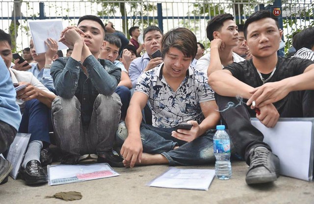 Chùm ảnh: Hàng nghìn người dân chen lấn, vật vờ chờ lấy số thứ tự xin visa 5 năm của Hàn Quốc - Ảnh 6.