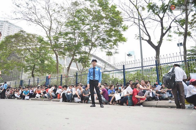 Chùm ảnh: Hàng nghìn người dân chen lấn, vật vờ chờ lấy số thứ tự xin visa 5 năm của Hàn Quốc - Ảnh 8.