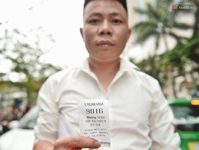 Chùm ảnh: Hàng nghìn người dân chen lấn, vật vờ chờ lấy số thứ tự xin visa 5 năm của Hàn Quốc - Ảnh 10.