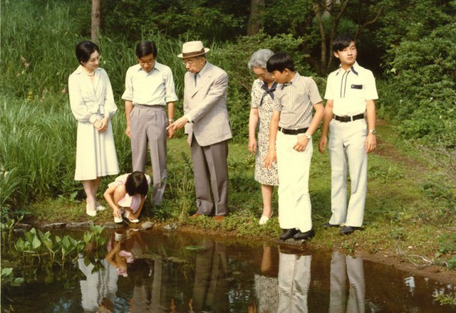 Chuyện tình lãng mạn 60 năm của Vua và Hoàng hậu Nhật Bản: Dù bao năm đi nữa vẫn vui vẻ chơi tennis cùng nhau - Ảnh 9.