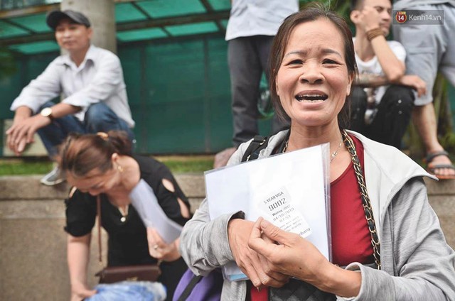 Chùm ảnh: Hàng nghìn người dân chen lấn, vật vờ chờ lấy số thứ tự xin visa 5 năm của Hàn Quốc - Ảnh 11.