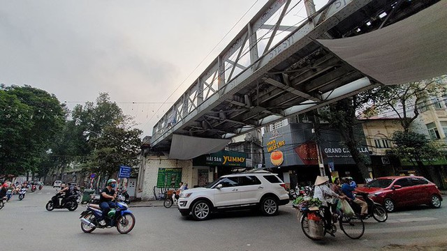 Cuộc sống ở phố Gầm Cầu trước giờ thí điểm mở vòm cầu Phùng Hưng - Ảnh 2.