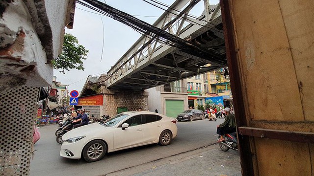 Cuộc sống ở phố Gầm Cầu trước giờ thí điểm mở vòm cầu Phùng Hưng - Ảnh 14.