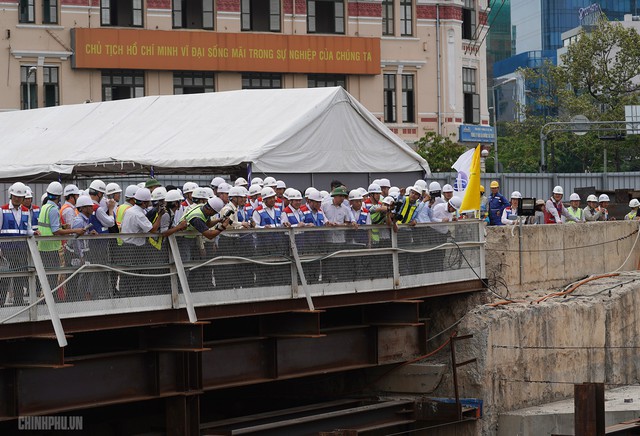 Thủ tướng thị sát dự án tuyến metro đầu tiên của TPHCM - Ảnh 4.