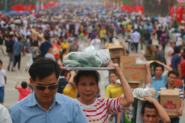 Hàng vạn du khách đổ về Đền Hùng trước ngày giỗ tổ  - Ảnh 20.