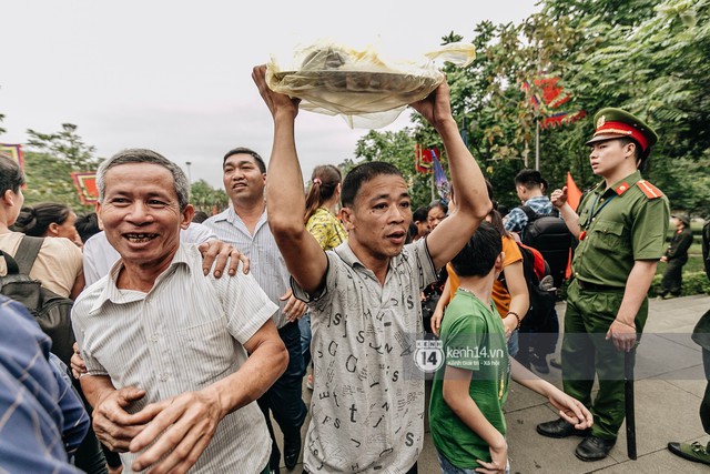 Chùm ảnh: Em nhỏ hoảng sợ khóc thét, được người nhà lôi kéo chen chúc giữa biển người tiến vào đền Hùng - Ảnh 14.