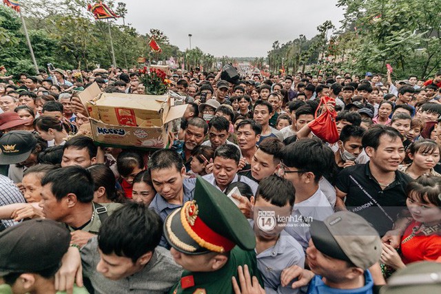 Chùm ảnh: Em nhỏ hoảng sợ khóc thét, được người nhà lôi kéo chen chúc giữa biển người tiến vào đền Hùng - Ảnh 21.