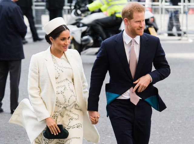 Meghan không sinh con tại bệnh viện vì muốn là người đầu tiên làm nên lịch sử này trong gia đình hoàng gia, làm lu mờ chị dâu Kate - Ảnh 1.