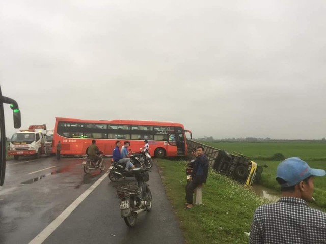 4 xe ô tô tông liên hoàn trên đường dẫn cao tốc Ninh Bình - Hà Nội - Ảnh 1.