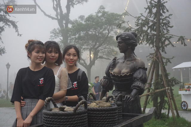 Thị trấn Tam Đảo chìm trong màn sương dịp lễ Giỗ tổ, nhiều du khách thích thú chụp ảnh - Ảnh 6.