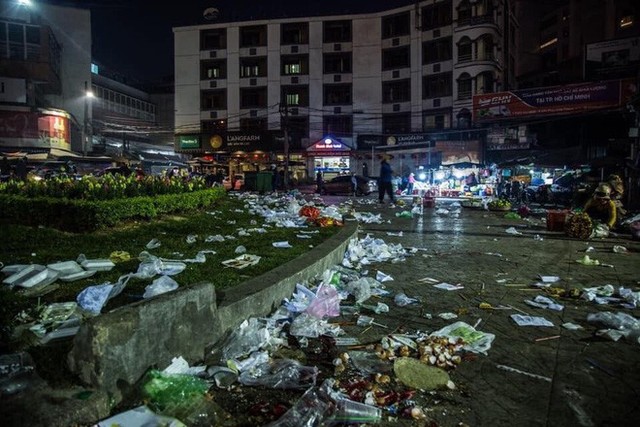 Đà Lạt - thành phố ngàn hoa ngập ngụa rác sau kỳ nghỉ lễ - Ảnh 7.