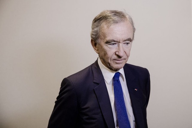 Ông trùm ngành hàng xa xỉ LVMH, Bernard Arnault, tuyên bố sẽ quyên góp 200 triệu euro để tái xây dựng Nhà thờ Đức Bà - Ảnh 2.