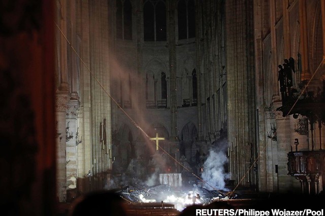 Còn lại gì bên trong Nhà thờ Đức Bà Paris sau vụ cháy thảm khốc? - Ảnh 1.