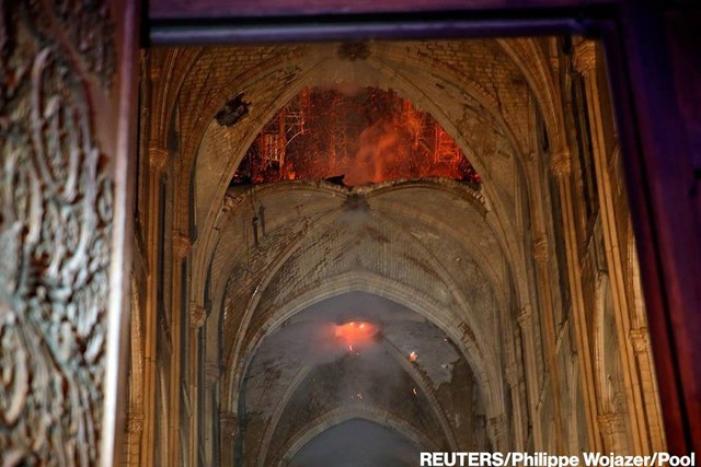 Còn lại gì bên trong Nhà thờ Đức Bà Paris sau vụ cháy thảm khốc? - Ảnh 2.