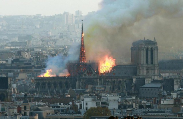 Cháy dữ dội bao phủ Nhà thờ Đức Bà Paris, đỉnh tháp 850 năm tuổi sụp đổ - Ảnh 2.