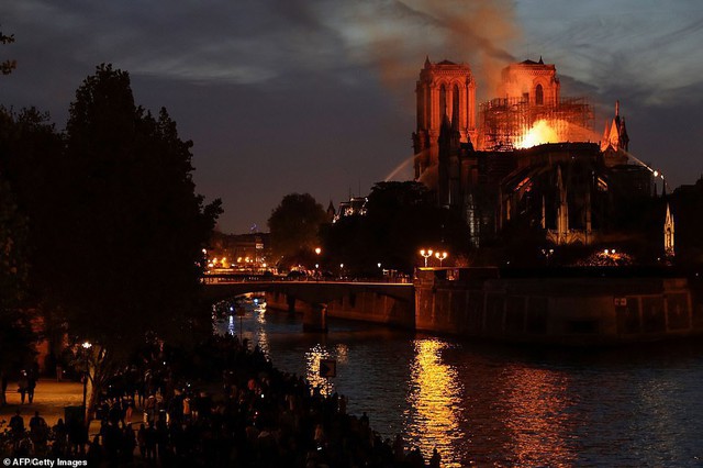 Những hình ảnh thảm khốc khi ngọn lửa lớn tàn phá Nhà thờ Đức Bà Paris tối 15/4 - Ảnh 14.