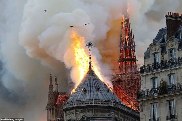Cháy dữ dội bao phủ Nhà thờ Đức Bà Paris, đỉnh tháp 850 năm tuổi sụp đổ - Ảnh 4.
