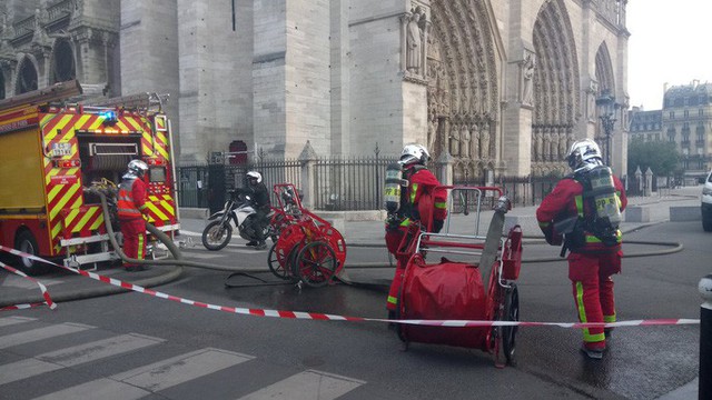  Cháy Nhà thờ Đức Bà ở Paris: Vì sao không thể chữa cháy từ trên không?  - Ảnh 3.