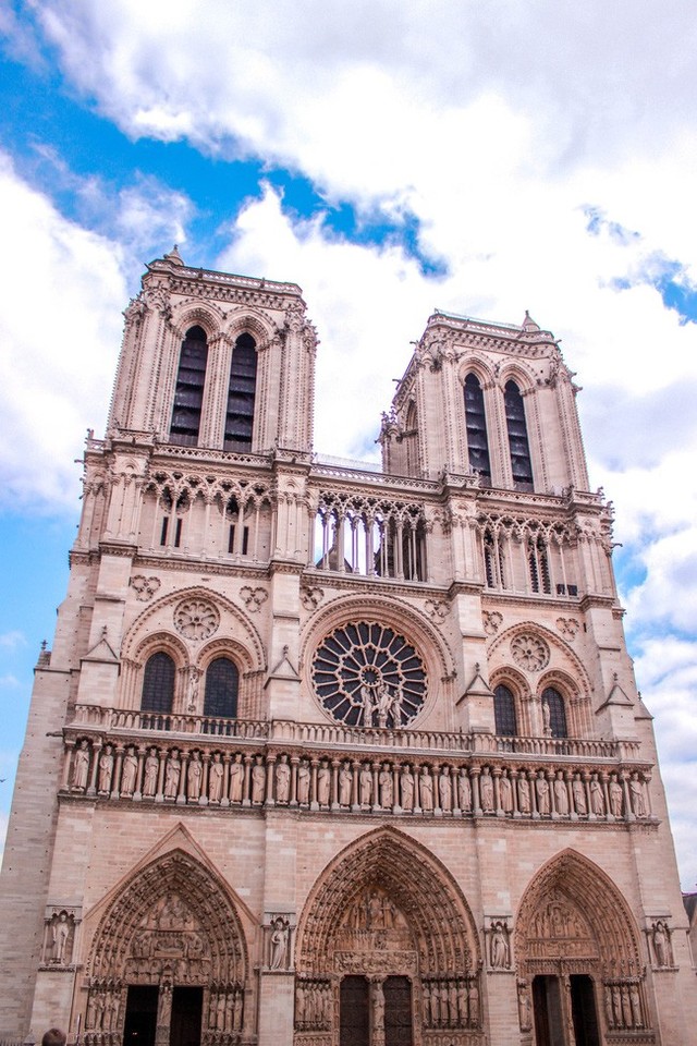 Trước khi sụp đổ một phần vì vụ cháy chấn động, Nhà thờ Đức Bà ở Paris từng là biểu tượng bình yên của cả nước Pháp - Ảnh 5.