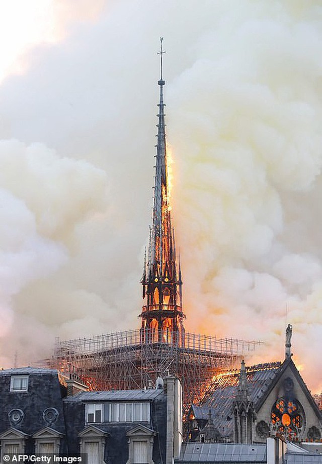 Cháy dữ dội bao phủ Nhà thờ Đức Bà Paris, đỉnh tháp 850 năm tuổi sụp đổ - Ảnh 6.
