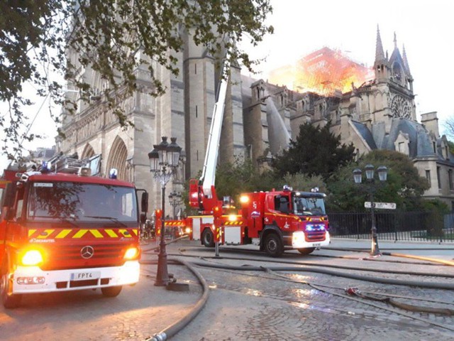 Cháy dữ dội bao phủ Nhà thờ Đức Bà Paris, đỉnh tháp 850 năm tuổi sụp đổ - Ảnh 7.