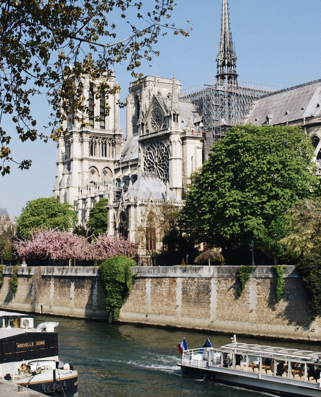 Trước khi sụp đổ một phần vì vụ cháy chấn động, Nhà thờ Đức Bà ở Paris từng là biểu tượng bình yên của cả nước Pháp - Ảnh 8.