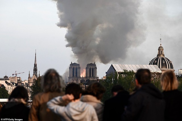 Người dân đau đớn nhìn ngọn lửa dữ dội trước mắt: Paris mà không có Nhà thờ Đức Bà thì không còn là Paris nữa - Ảnh 10.