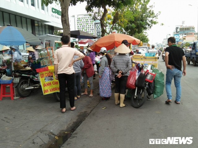 Hết hạn kiểm tra, vỉa hè ở TP.HCM vẫn ngổn ngang, bát nháo - Ảnh 1.