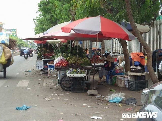 Hết hạn kiểm tra, vỉa hè ở TP.HCM vẫn ngổn ngang, bát nháo - Ảnh 2.