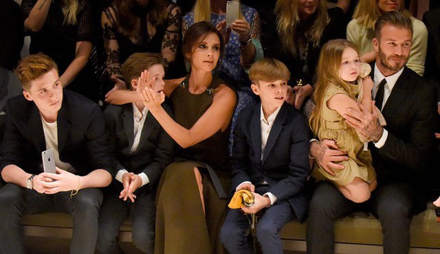 Tiểu công chúa Harper Beckham: Cuộc sống quý tộc phủ kín bằng tình thân và hàng hiệu của cô bé hạnh phúc nhất Hollywood  - Ảnh 12.