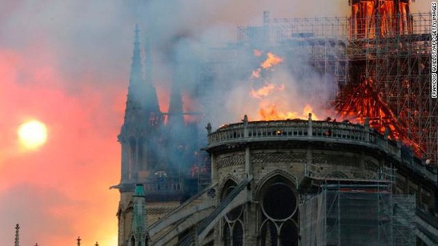 4 tháng và 3 nỗi đau quá lớn của người Paris: Lần lượt Khải Hoàn Môn, tháp Eiffel đến Nhà thờ Đức Bà chìm trong khói lửa - Ảnh 4.