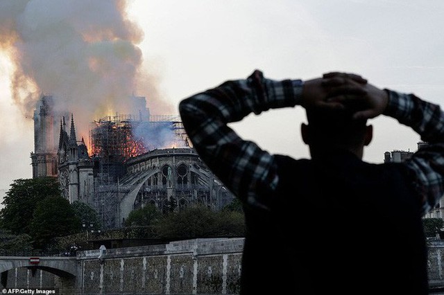 Đọc chia sẻ của nhà báo Pháp để thấm tận cùng nỗi đau khi Nhà thờ Đức Bà bùng cháy: Trái tim chúng tôi rỉ máu vì Notre Dame yêu dấu - Ảnh 6.