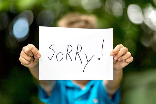 Tưởng lịch sự nhưng lại là một sai lầm khiến người khác đánh giá thấp về bạn: Đừng xin lỗi như một phản xạ trong mọi tình huống - Ảnh 1.