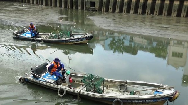 Cá lại chết nổi trắng kênh Nhiêu Lộc - Thị Nghè sau mưa  - Ảnh 2.