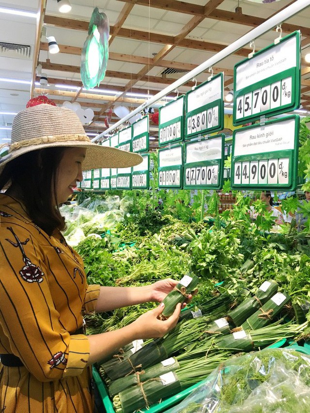 Một đại gia bán lẻ Việt dùng lá chuối thay nilon bọc thực phẩm, free nước lạnh/trà đá cho khách hàng những ngày nắng nóng - Ảnh 2.