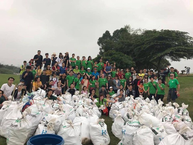 Thử thách dọn rác phiên bản lôi kéo đông vui nhất: 100 người nhặt cả tấn rác ở bãi sông Hồng, xử lý 90% rác khổng lồ ở Sơn Trà - Ảnh 5.