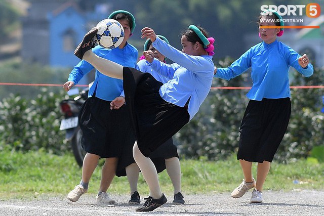 Cánh đàn ông địu con ngắm chị em mặc váy, xỏ giày biểu diễn bóng đá kỹ thuật chẳng kém Quang Hải - Ảnh 15.