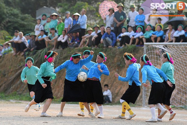 Cánh đàn ông địu con ngắm chị em mặc váy, xỏ giày biểu diễn bóng đá kỹ thuật chẳng kém Quang Hải - Ảnh 18.