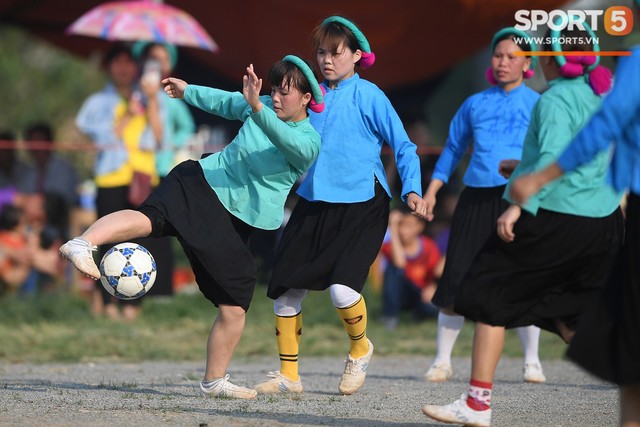 Cánh đàn ông địu con ngắm chị em mặc váy, xỏ giày biểu diễn bóng đá kỹ thuật chẳng kém Quang Hải - Ảnh 20.