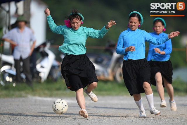 Cánh đàn ông địu con ngắm chị em mặc váy, xỏ giày biểu diễn bóng đá kỹ thuật chẳng kém Quang Hải - Ảnh 21.