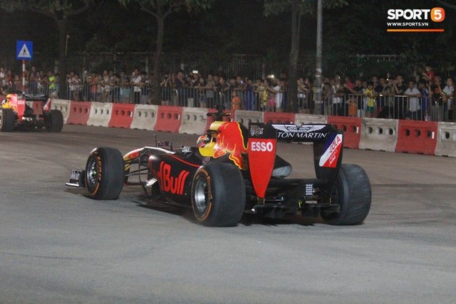 Muôn vàn cảm xúc của người dân Việt khi chứng kiến tận mắt những chiếc xe F1 ngay tại Hà Nội - Ảnh 21.