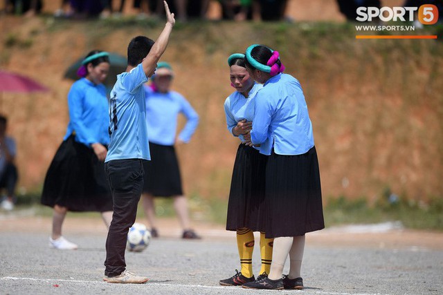 Cánh đàn ông địu con ngắm chị em mặc váy, xỏ giày biểu diễn bóng đá kỹ thuật chẳng kém Quang Hải - Ảnh 28.