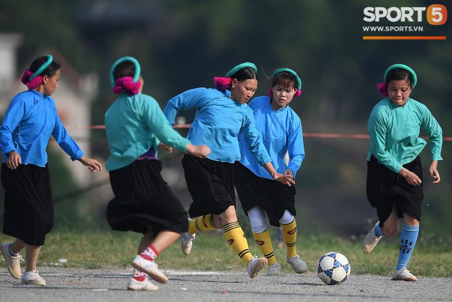Cánh đàn ông địu con ngắm chị em mặc váy, xỏ giày biểu diễn bóng đá kỹ thuật chẳng kém Quang Hải - Ảnh 6.