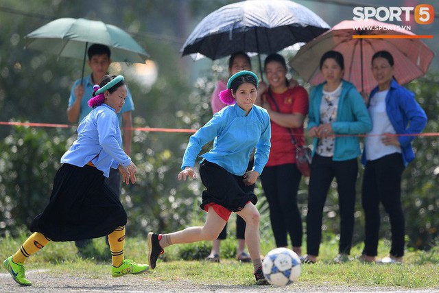 Cánh đàn ông địu con ngắm chị em mặc váy, xỏ giày biểu diễn bóng đá kỹ thuật chẳng kém Quang Hải - Ảnh 7.