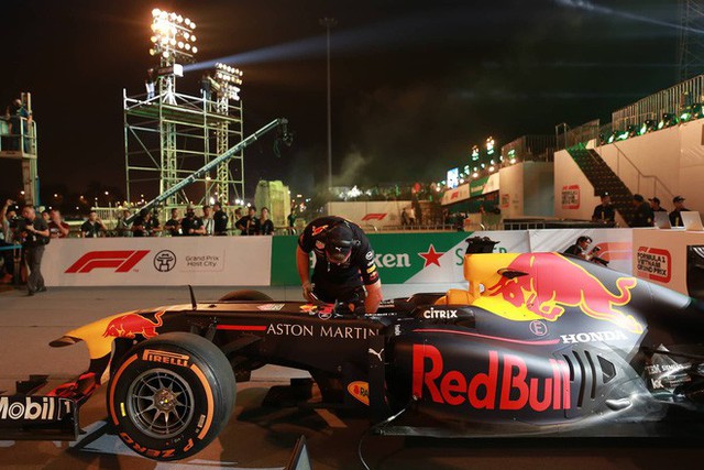 Hình ảnh nóng từ nơi diễn ra màn biểu diễn đua xe F1 tại Hà Nội - Ảnh 7.