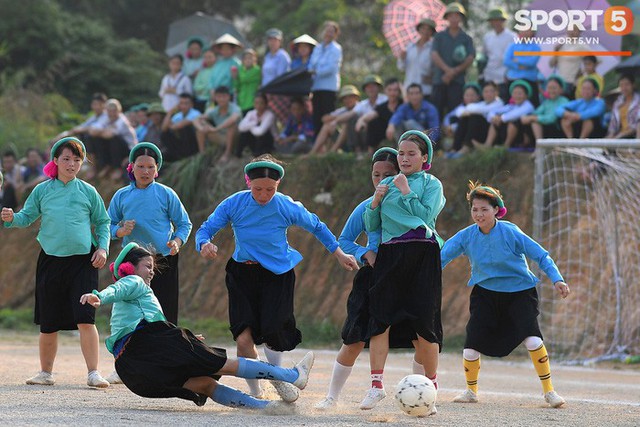 Cánh đàn ông địu con ngắm chị em mặc váy, xỏ giày biểu diễn bóng đá kỹ thuật chẳng kém Quang Hải - Ảnh 10.