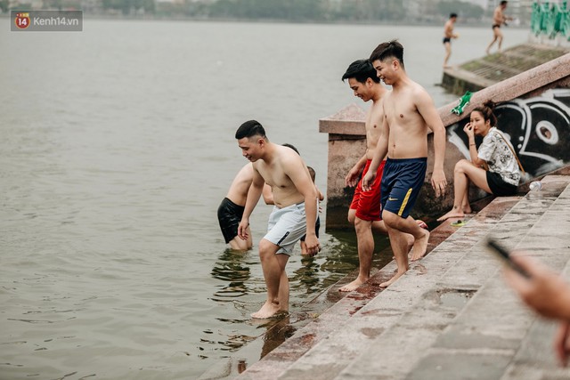 Hà Nội oi nóng ngộp thở, nhiều người mang theo cả thú cưng ra Hồ Tây tắm bất chấp biển cấm - Ảnh 2.